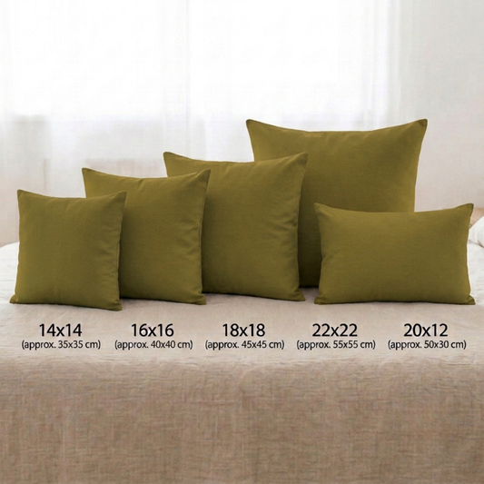 Unifarbener Kissenbezug aus 100 % Baumwolle in Mustard, quadratisch aufgestellt. Erhältlich in den 5 Größen 35x35 cm (14"x14"), 40x40 cm (16"x16"), 45x45 cm (18"x18"), 55x55 cm (22"x22") sowie als Lendenkissen in 50x30 cm (20"x12").