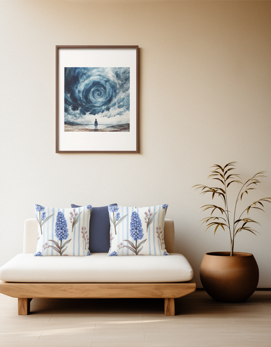 Dekorative Kissenbezüge mit blauen Hyazinthen und botanischen Zweigen auf einem hellblau vertikal gestreiften Hintergrund auf einem sofa platziert