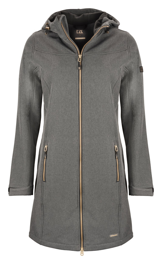 Länger geschnittene Softshelljacke für Damen mit leicht taillierter Form, Kapuze und hohem Kragen. Geschwungene Teilungsnähte verlaufen von der Brust entlang der Seiten und betonen die Form der Jacke.