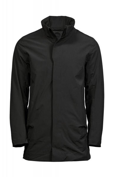 Ein Herren All Weather Parka in schwarz mit geradem, längerem Schnitt bis über die Hüfte. Schlichtes Design mit hochstehendem Kragen, verdecktem Frontreißverschluss und zwei seitlichen Reißverschlusstaschen.