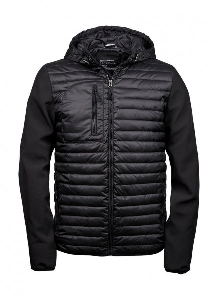 Herren Hooded Crossover Jacke in schwarz mit horizontal gesteppter Vorderseite und glatten Stretch-Ärmeln. Körpernah geschnitten mit Kapuze, hohem Kragen und durchgehendem Frontreißverschluss.
