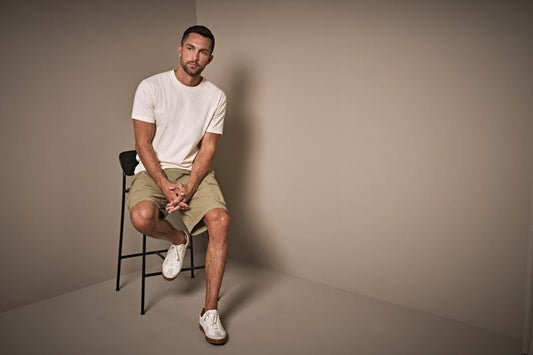Herren Urban Luxury Tee in weiss mit cleanem, einfarbigem Design. Kurzärmeliges Baumwoll-T-Shirt mit Rundhalsausschnitt, geradem Schnitt und schlichtem, modernem Erscheinungsbild.