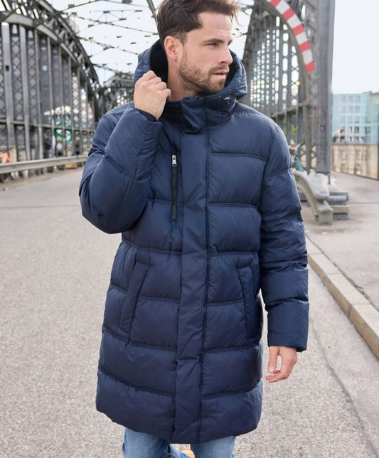 Herren Puffermantel in Dunkelblau mit gleichmäßiger horizontaler Steppung und voluminöser Wattierung. Knielanger Schnitt mit Kapuze, hochschließendem Kragen, durchgehendem Frontreißverschluss und seitlichen Eingriff Taschen.