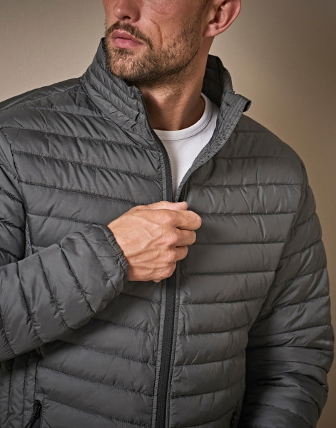 Herren Zeppelin Jacke in Space Grey mit schmaler, horizontaler Steppung über Vorderseite, Rücken und Ärmel. Körpernah geschnitten mit hohem Stehkragen, durchgehendem Reißverschluss und dezent integrierten Seitentaschen.