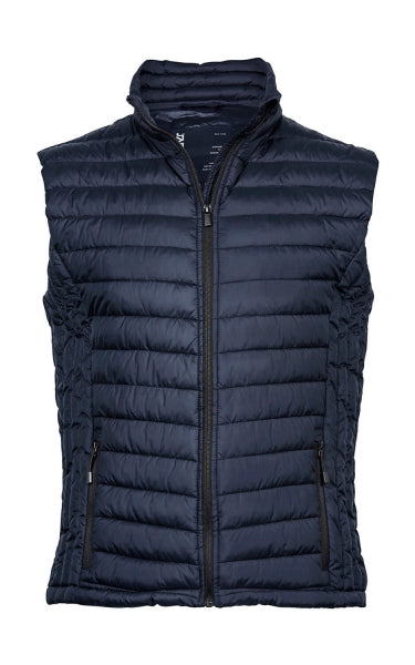 Herren Zeppelin Weste in Deep Navy mit schmaler, horizontaler Steppung über Vorderseite und Rücken. Körpernah geschnitten mit hohem Stehkragen, durchgehendem Reißverschluss und dezent integrierten Seitentaschen.
