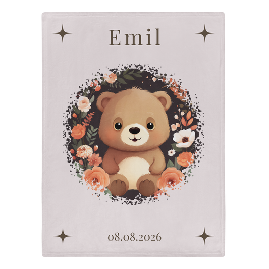 „Hellbeige Kuscheldecke mit einem sitzenden braunen Teddybären in der Mitte, umgeben von einem kreisförmigen Kranz aus dunklen Zweigen und Blüten in Creme-, Beige- und Apricottönen.“