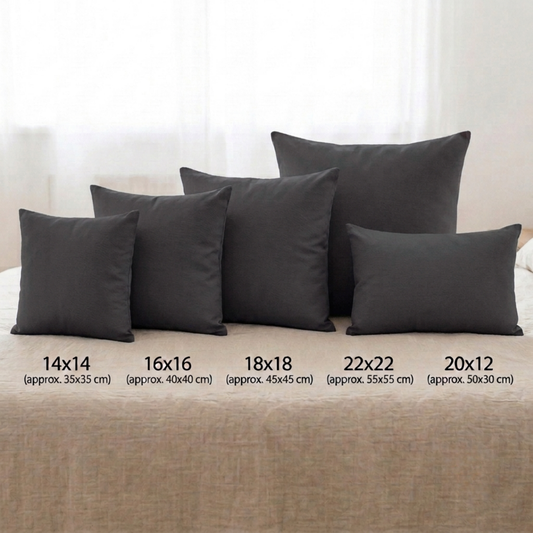 Unifarbener Kissenbezug aus 100 % Baumwolle in Anthrazit, quadratisch aufgestellt. Erhältlich in den 5 Größen 35x35 cm (14"x14"), 40x40 cm (16"x16"), 45x45 cm (18"x18"), 55x55 cm (22"x22") sowie als Lendenkissen in 50x30 cm (20"x12").