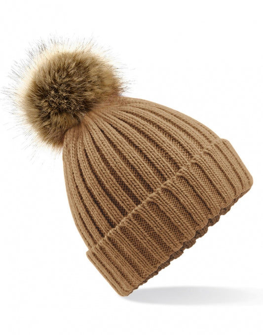 Unisex Strickmütze mit Bommel in der Farbe Oatmeal mit breitem Umschlag und strukturiertem Strickmuster.