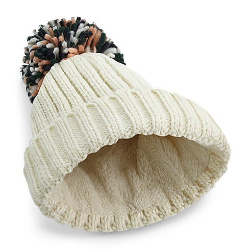 Unisex Strickmütze mit Bommel in Off White mit drei unterschiedlichen Farben mit breitem Umschlag und strukturiertem Strickmuster.