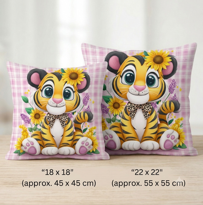 Baumwoll-Kissenhülle mit der Illustration eines sitzenden Tigers mit Sonnenblumenblüte auf rosa-weiß kariertem Muster.