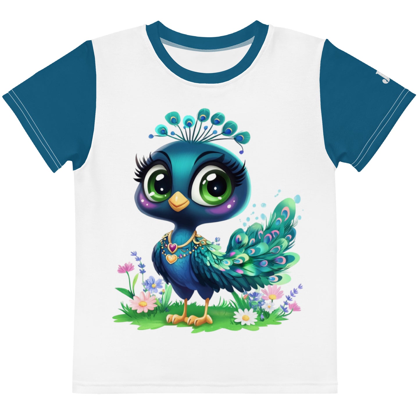 Weißes Kinder T-Shirt mit Petrol farbenen Ärmeln bedruckt mit Pfau Fräulein Percy mit bunten Federn und Herz-Halskette auf einer Blumenwiese.