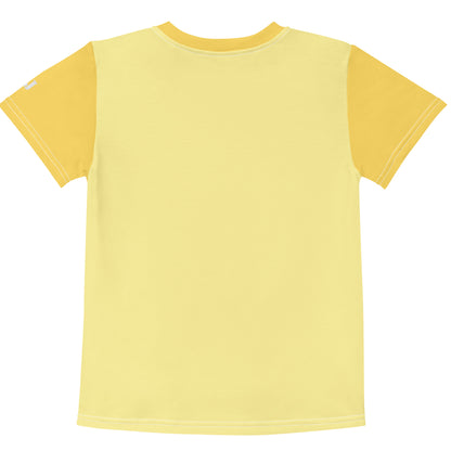 Gelbes Kinder T-Shirt mit sonnen gelben farbenen Ärmeln und dem Aufdruck einer niedlichen Baby-Giraffe mit großen Augen und Blumenverzierungen in einem blühenden Garten.