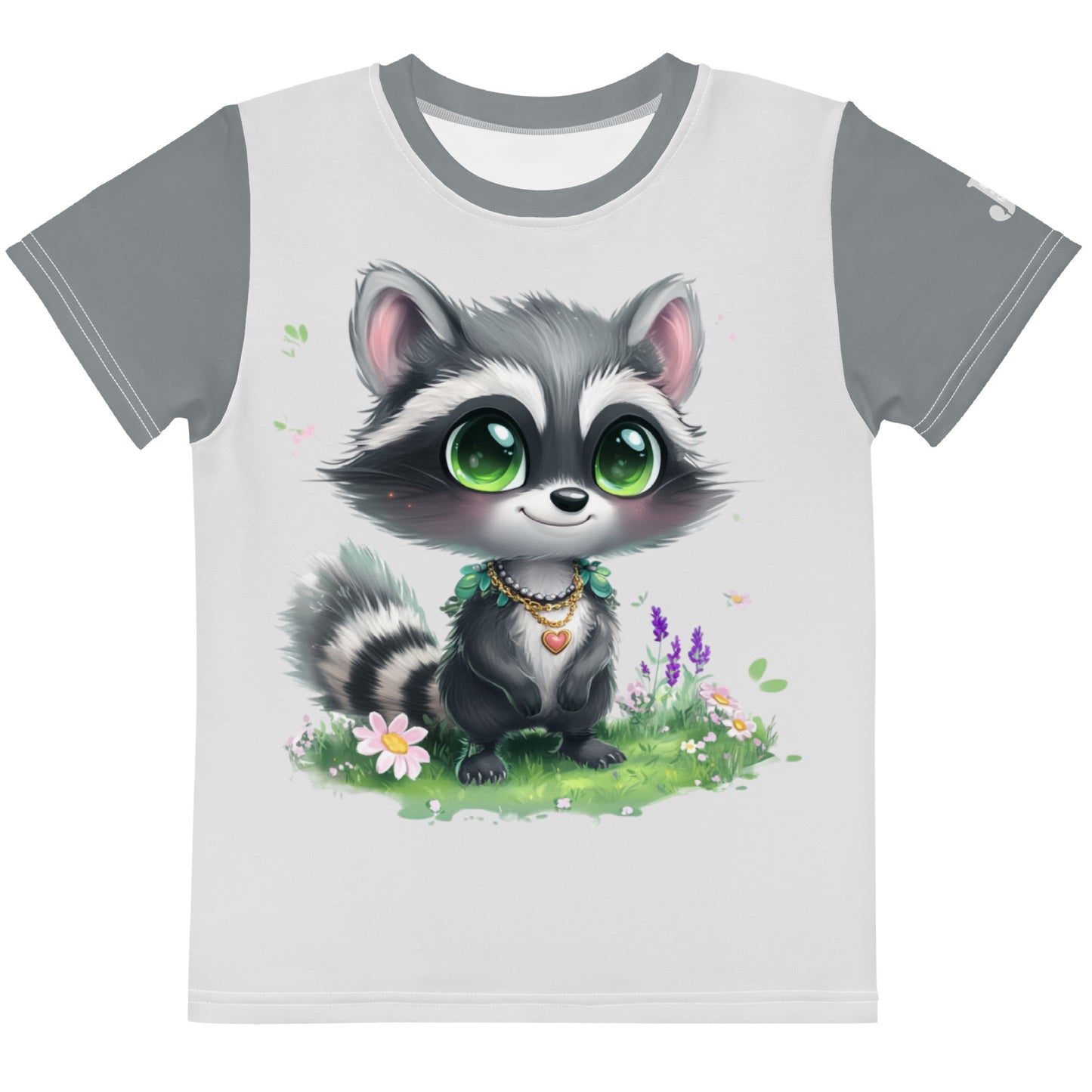 Hellgraues Kinder T-Shirt mit dunkel graue Ärmel und Kragensaum bedruckt mit Waschbär Ricky mit grünen Augen und Herz-Halskette auf einer Blumenwiese.