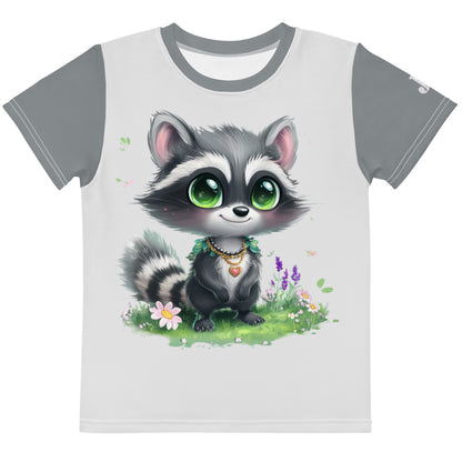 Hellgraues Kinder T-Shirt mit dunkel graue Ärmel und Kragensaum bedruckt mit Waschbär Ricky mit grünen Augen und Herz-Halskette auf einer Blumenwiese.
