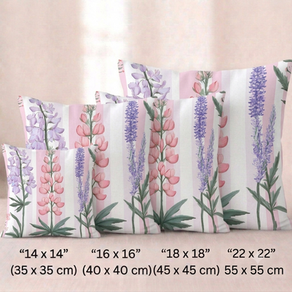Vier quadratische Baumwoll - Kissenbezüge mit botanischem Lupinen-Muster vor einem hellen Hintergrund. Das Design zeigt vertikal wachsende, detailreiche Lupinenblüten in Rosa, Hellviolett und Dunkelblau mit sternförmigen grünen Blättern am Stielansatz. Der Hintergrund besteht aus gleichmäßigen, vertikalen Streifen in zartem Rosa und Weiß.