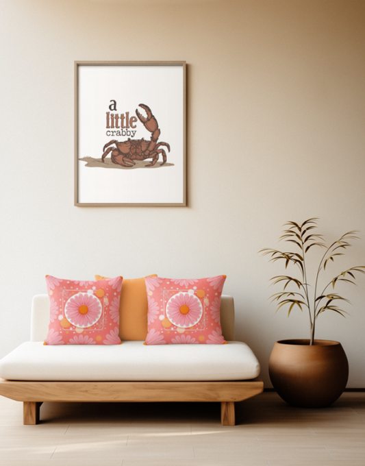 Dekorative Kissenbezüge in Korallenrot mit einer großen, stilisierten rosa-orangefarbenen Blüte in der Mitte, platziert auf einem Sofa im Japandi Stil.