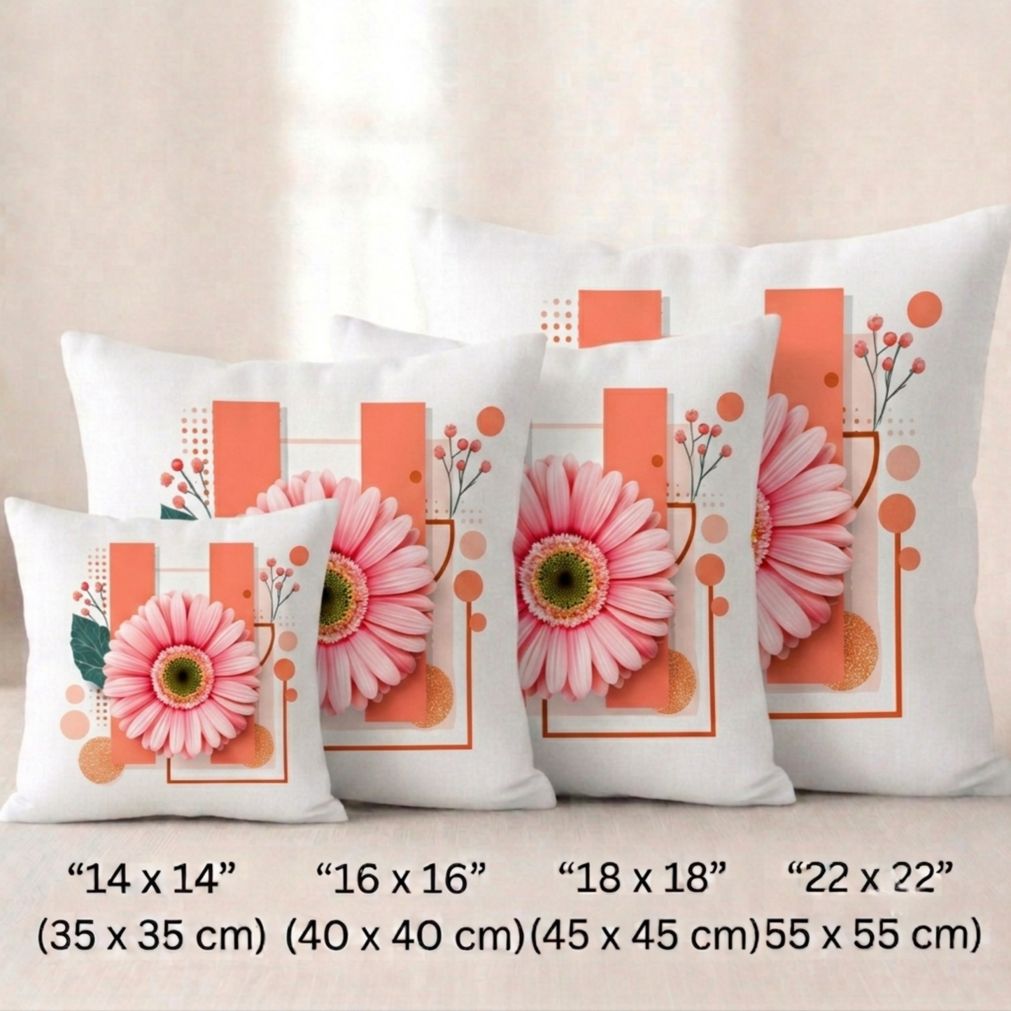 Vier quadratische Baumwoll - Kissenbezüge in Weiß vor einem hellen Hintergrund. Das Design zeigt im Zentrum eine große rosa Gerbera-Blüte mit einer grün-gelben Mitte. Die Blüte liegt auf zwei breiten, vertikalen Balken in softem Orange. Im Hintergrund befinden sich feine, braune geometrische Rahmen, orangefarbene Punkte und ein dezenter Zweig mit kleinen rosa Knospen.