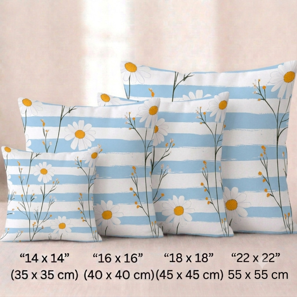 Vier quadratische Baumwoll - Kissenbezüge mit Gänseblümchen-Muster vor einem hellen Hintergrund. Das Design zeigt filigrane, grüne Stängel mit weißen Gänseblümchen und kleinen, gelb-orangefarbenen Knospen. Der Hintergrund besteht aus horizontal verlaufenden Streifen in Hellblau mit einer leichten Pinselstruktur und Weiß.