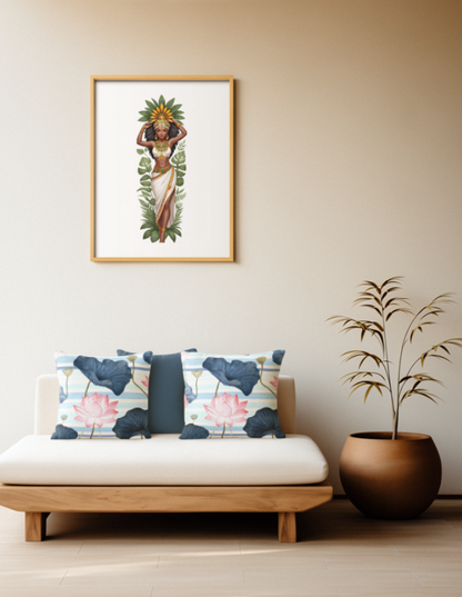 Dekorative Baumwoll Kissenbezüge im Lotus Motiv. Das Design zeigt rosa Lotusblüten, große dunkelblaue Blätter und goldene Samenkapseln auf einem Hintergrund aus hellblau-weiß gestreiften Aquarell-Querstreifen. Patziert auf einem Sofa im Japandi Stil.