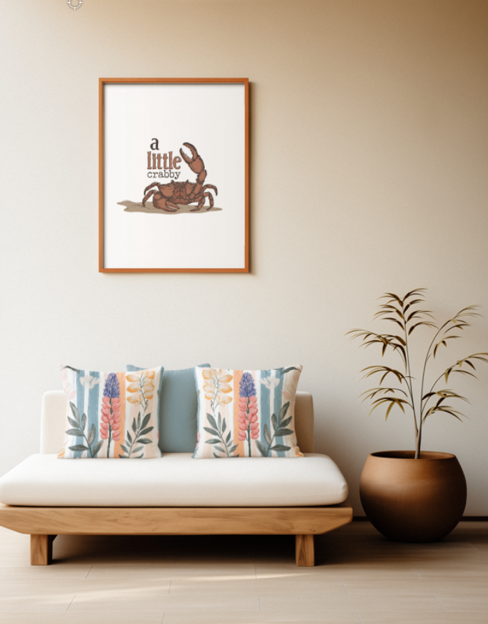 Zwei quadratische Baumwoll Kissen mit einem floralen Lupinen-Muster platziert auf einem Sofa im Japandi Stil. Im Zentrum steht eine detailreiche Lupine mit rosa und blau-violetten Blüten, umgeben von Zweigen mit dunkelgrünen sowie gelb-orangefarbenen Blättern. Der Hintergrund ist mit vertikalen Aquarell-Streifen in Blau-Grau, softem Orange und Weiß gestaltet.