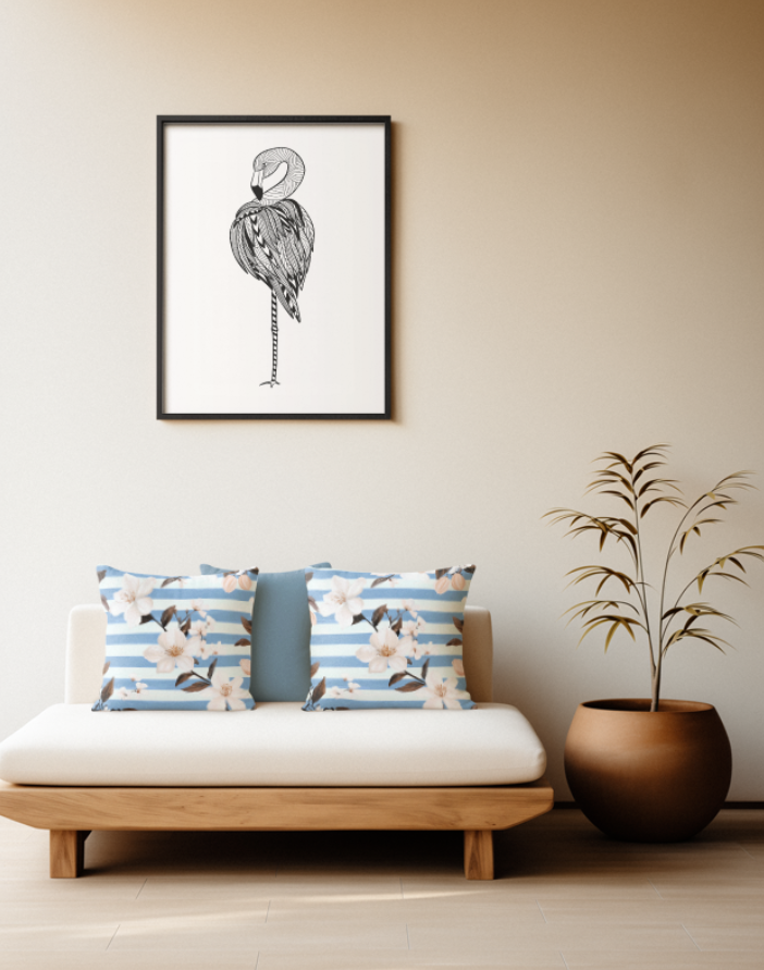 Zwei quadratische Baumwol Kissen mit floralem Muster platziert auf einem Sofa im Japandi Stil. Das Design zeigt Zweige mit weißen und cremefarbenen Blüten sowie dunkelbraunen Blättern, die auf einem Hintergrund aus horizontalen, blau-weiß gestreiften Aquarellstreifen angeordnet sind.