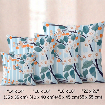 Vier quadratische Baumwoll -  Kissenbezüge mit Orangenblüten-Muster vor einem hellen Hintergrund. Das Design zeigt dunkle Zweige mit kleinen weißen Orangenblüten, graublauen Blättern und runden, orangefarbenen Früchten. Der Hintergrund besteht aus feinen, vertikalen Streifen in Hellblau und Weiß mit einer leichten Textur.