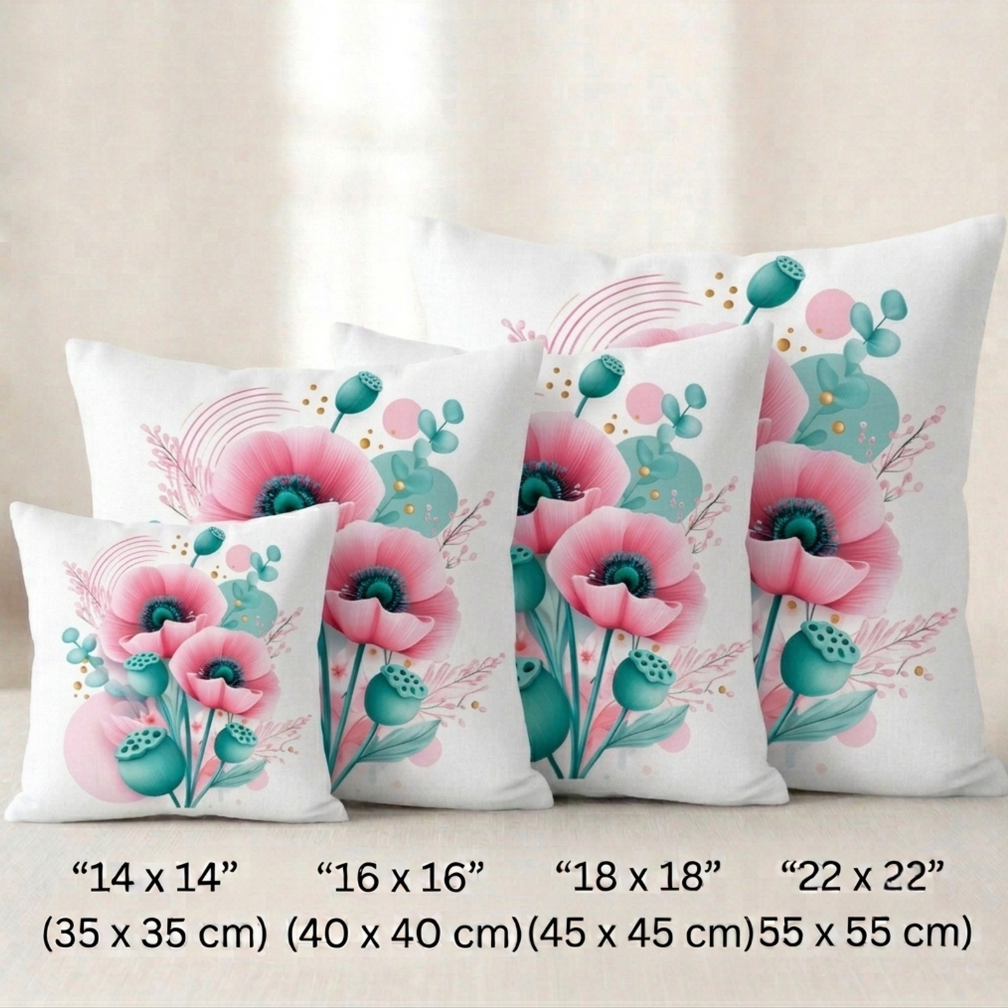 Vier quadratische Kissenbezüge mit modernem Mohnblumen-Design vor hellem Hintergrund. Das Motiv zeigt eine Illustration aus zwei großen, leuchtend rosa Mohnblüten mit dunklem Blütenzentrum, umgeben von türkisfarbenen Samenkapseln und Eukalyptuszweigen. Der cremefarbene Hintergrund ist mit sanften rosa Kreisen, feinen Linienbögen und kleinen goldenen Punkten verziert.