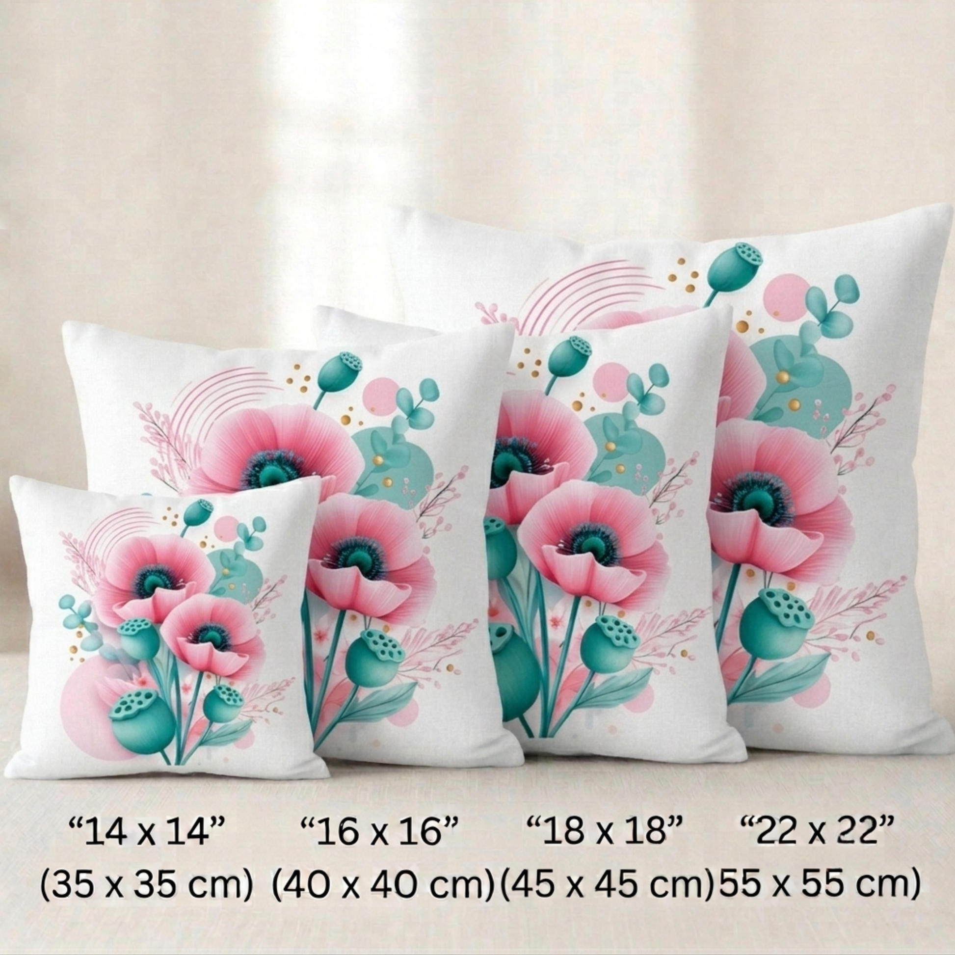 Vier quadratische Kissenbezüge mit modernem Mohnblumen-Design vor hellem Hintergrund. Das Motiv zeigt eine Illustration aus zwei großen, leuchtend rosa Mohnblüten mit dunklem Blütenzentrum, umgeben von türkisfarbenen Samenkapseln und Eukalyptuszweigen. Der cremefarbene Hintergrund ist mit sanften rosa Kreisen, feinen Linienbögen und kleinen goldenen Punkten verziert.