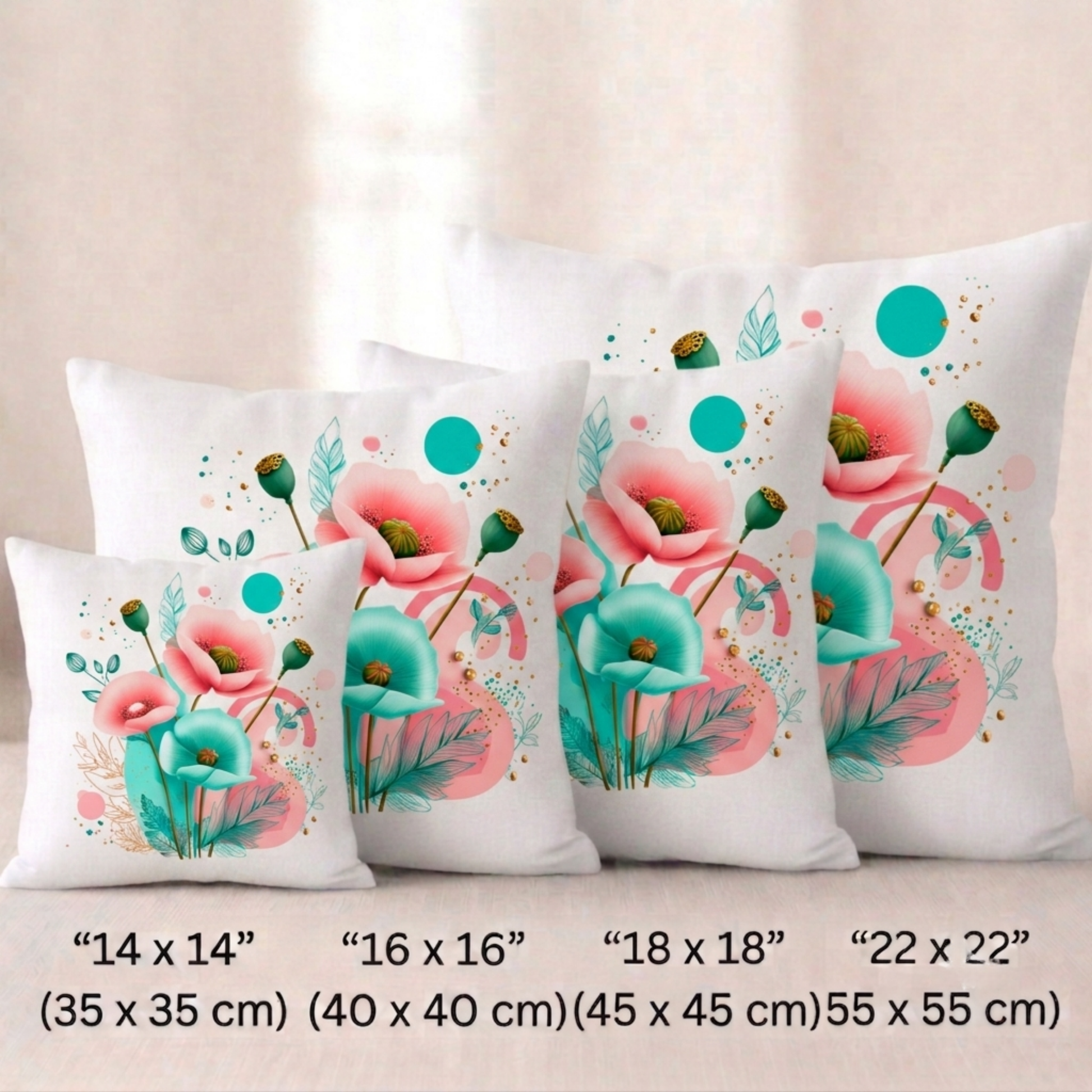 Vier quadratische Baumwoll-Kissenbezüge mit modernem Mohnblumen-Muster vor einem hellen Hintergrund. Das Design zeigt ein kunstvolles Arrangement aus rosa und türkisfarbenen Mohnblüten, grünen Kapseln, feinen goldenen Blätter-Linienzeichnungen und abstrakten Kreisen in Türkis und Rosa auf cremefarbenem Grund.