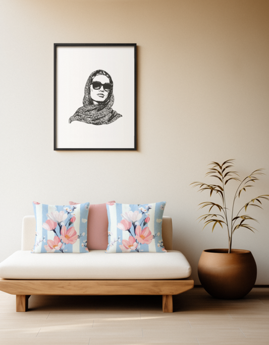 Zwei quadratischer Baumwoll - Kissen mit Magnolien-Muster platziert auf einem Sofa im Japandi Stil. Das Design zeigt Zweige mit großen rosa und weißen Magnolienblüten sowie kleine, zarte weiße Blütenknospen. Der Hintergrund besteht aus breiten, vertikalen Streifen in Hellblau mit einer feinen Holz- oder Aquarelltextur und Weiß.