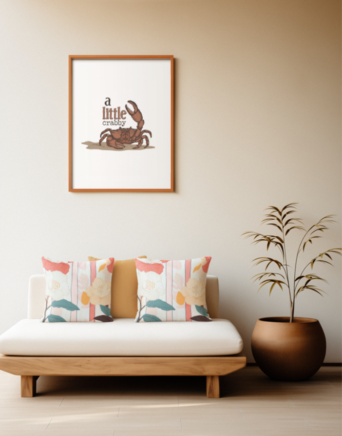 Zwei quadratische Baumwoll Kissen mit Kamelien-Muster platziert auf einem Sofa im Japandi Stil. Das Design zeigt große weiße, korallenrote und cremefarbene Kamelien Blüten mit blaugrünen Blättern. Der Hintergrund besteht aus einem feinen Muster mit vertikalen Streifen in Weiß, Hellrosa und Korallenrot, ergänzt durch dünne schwarze Linien.