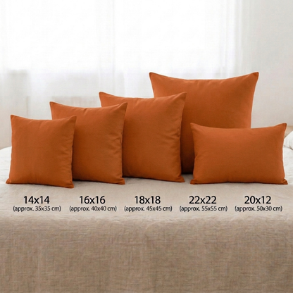Unifarbener Kissenbezug aus 100 % Baumwolle in Spicy Orange, quadratisch aufgestellt. Erhältlich in den 5 Größen 35x35 cm (14"x14"), 40x40 cm (16"x16"), 45x45 cm (18"x18"), 55x55 cm (22"x22") sowie als Lendenkissen in 50x30 cm (20"x12").