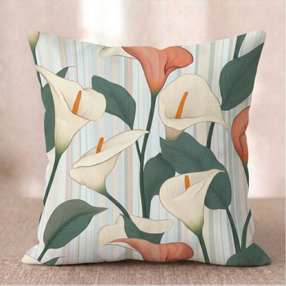 Ein quadratischer Baumwoll Kissenbezug mit Calla-Lilien-Muster vor einem hellen Hintergrund. Das Design zeigt große weiße und eine lachsrote Calla-Blüte mit markanten orangefarbenen Blütenkolben sowie dunkelgrünen Blättern. Der Hintergrund ist mit feinen, vertikalen Streifen in Hellblau, sanftem Rosa und Weiß gestaltet.