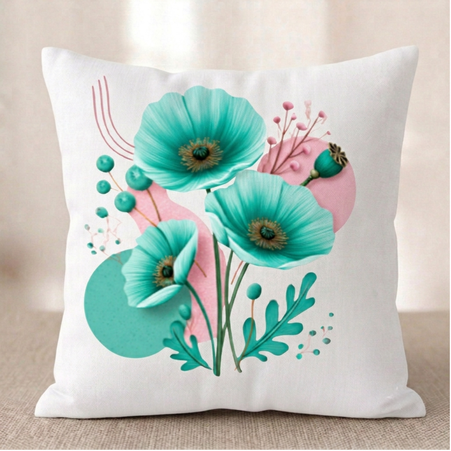 Ein quadratischer Baumwoll Kissenbezug mit modernem Mohnblumen-Design vor hellem Hintergrund. Das Motiv zeigt ein Arrangement aus drei großen, strahlend türkisfarbenen Mohnblüten mit dunkel-goldenen Zentren. Die Blüten sind umgeben von türkisen Knospen, zarten rosa Zweigen und auffälligen, teal-grünen Farnblättern. Der cremefarbene Hintergrund ist mit abstrakten rosa und türkisen Kreisen, feinen goldenen Linienbögen und Glitzerpunkten gestaltet.