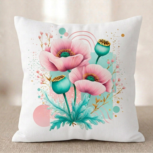 Ein quadratischer Kissenbezug mit modernem Mohnblumen-Design vor hellem Hintergrund. Das Motiv zeigt zwei große rosa Mohnblüten mit grün-goldenem Zentrum, umgeben von zwei türkisfarbenen Kapseln und zarten, kleinen rosa Knospenzweigen. Der cremefarbene Hintergrund ist mit abstrakten türkisen und rosa Quadraten, feinen Linienbögen und goldenen Farbspritzern gestaltet.