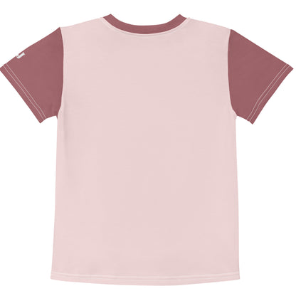 Altrosafarbenes Kinder T-Shirt mit dunkelrosa Ärmeln bedruckt mit Känguru-Mädchen Jule mit grünen Augen und Herz-Halskette auf einer Blumenwiese.