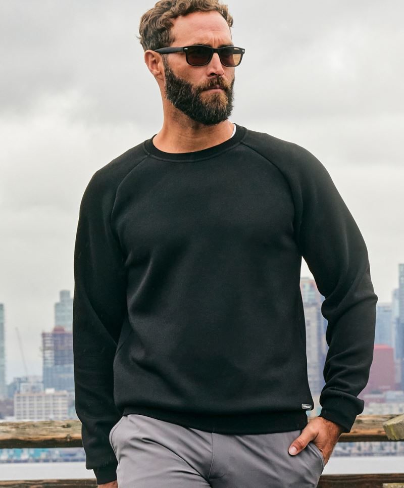 Herren Crew Neck Pullover in der Farbe schwarz mit klassischem Rundhalsausschnitt, langen Ärmeln und gerippten Bündchen an Ärmeln, Ausschnitt und Saum.
