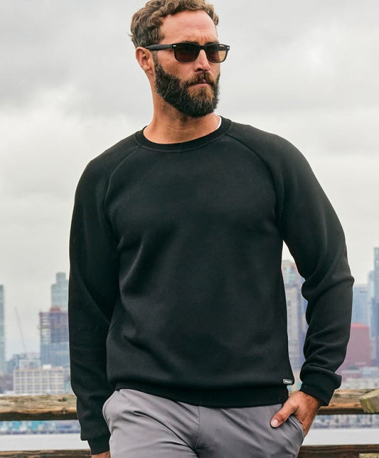 Herren Crew Neck Pullover in der Farbe schwarz mit klassischem Rundhalsausschnitt, langen Ärmeln und gerippten Bündchen an Ärmeln, Ausschnitt und Saum.
