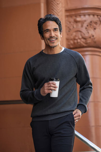 Herren Crew Neck Pullover in der Farbe Anthrazite mit klassischem Rundhalsausschnitt, langen Ärmeln und gerippten Bündchen an Ärmeln, Ausschnitt und Saum.
