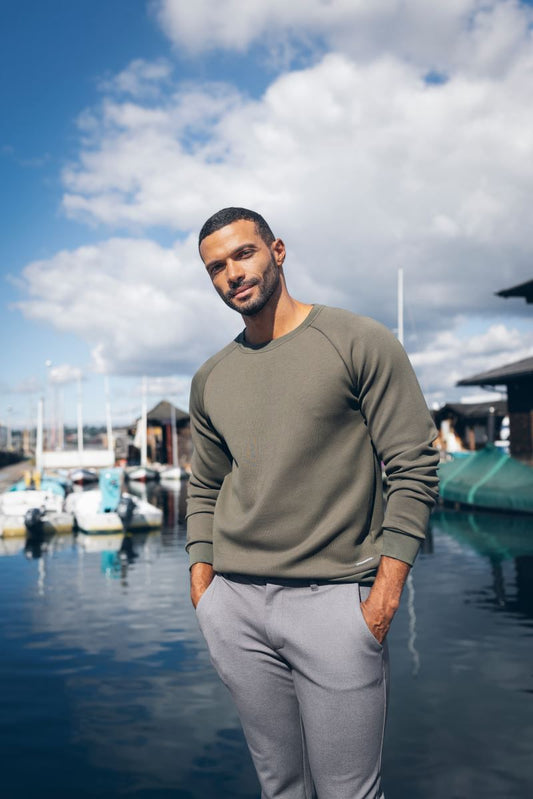 Herren Crew Neck Pullover in der Farbe Ivy Green mit klassischem Rundhalsausschnitt, langen Ärmeln und gerippten Bündchen an Ärmeln, Ausschnitt und Saum.
