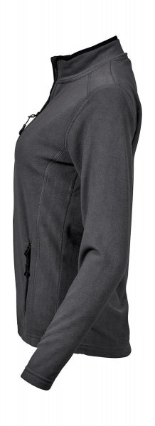 Dunkelgraue Fleecejacke mit körpernahem, geradem Schnitt und leicht strukturierter Oberfläche. Die hüftlange Jacke hat einen aufgestellten Kragen, schmale lange Ärmel und zwei seitliche Reißverschlusstaschen. Dezente dunkle Einfassungen an Kragen, Reißverschluss und Taschen unterstreichen das schlichte, sportliche Design.
