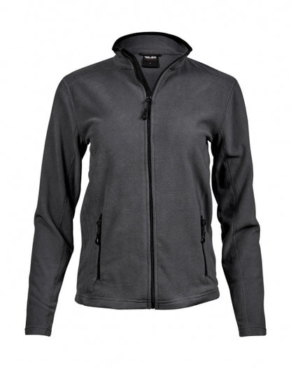 Dunkelgraue Fleecejacke mit körpernahem, geradem Schnitt und leicht strukturierter Oberfläche. Die hüftlange Jacke hat einen aufgestellten Kragen, schmale lange Ärmel und zwei seitliche Reißverschlusstaschen. Dezente dunkle Einfassungen an Kragen, Reißverschluss und Taschen unterstreichen das schlichte, sportliche Design.
