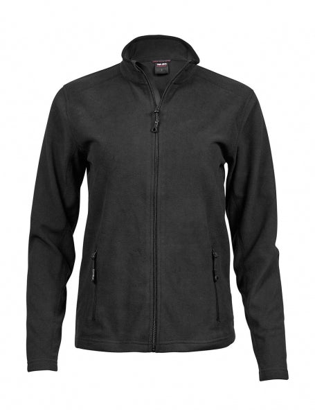 Schwarze Fleecejacke mit körpernahem, geradem Schnitt und leicht strukturierter Oberfläche. Die hüftlange Jacke hat einen aufgestellten Kragen, schmale lange Ärmel und zwei seitliche Reißverschlusstaschen. Dezente dunkle Einfassungen an Kragen, Reißverschluss und Taschen unterstreichen das schlichte, sportliche Design.
