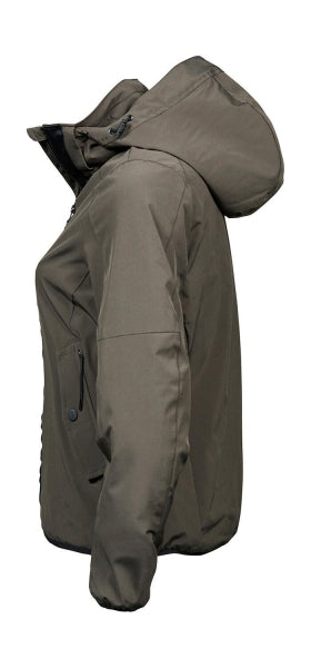 Damen Adventure Jacke in Dark Olive mit glatter Oberfläche und leicht taillierter Passform. Mit Kapuze, hochschließendem Kragen, Frontreißverschluss und seitlichen Eingriff Taschen.