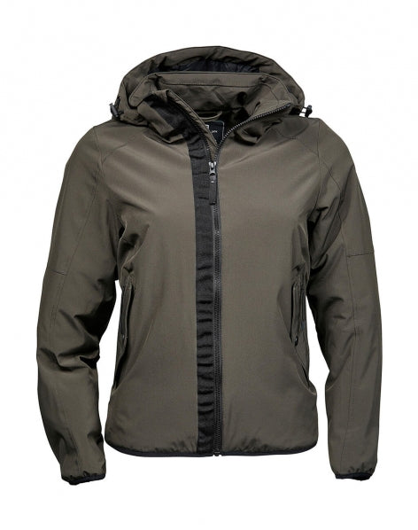 Damen Adventure Jacke in Dark Olive mit glatter Oberfläche und leicht taillierter Passform. Mit Kapuze, hochschließendem Kragen, Frontreißverschluss und seitlichen Eingriff Taschen.