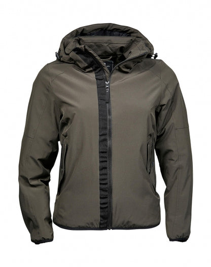 Damen Adventure Jacke in Dark Olive mit glatter Oberfläche und leicht taillierter Passform. Mit Kapuze, hochschließendem Kragen, Frontreißverschluss und seitlichen Eingriff Taschen.