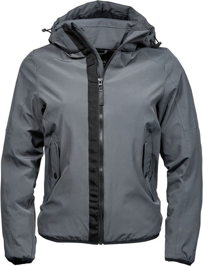 Damen Adventure Jacke in Space Grau mit glatter Oberfläche und leicht taillierter Passform. Mit Kapuze, hochschließendem Kragen, Frontreißverschluss und seitlichen Eingriff Taschen.