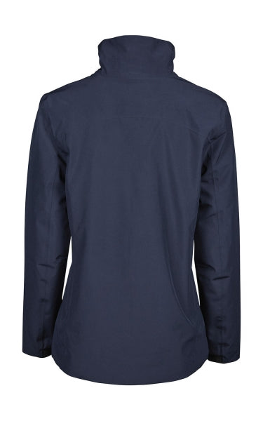Eine Damen All  Weather Jacke  in  dunkelblau mit geradem, längerem Schnitt bis über die Hüfte. Schlichtes Design mit hochstehendem Kragen, verdecktem Frontreißverschluss und zwei seitlichen Reißverschlusstaschen.