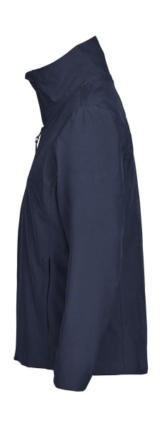 Eine Damen All  Weather Jacke  in  dunkelblau mit geradem, längerem Schnitt bis über die Hüfte. Schlichtes Design mit hochstehendem Kragen, verdecktem Frontreißverschluss und zwei seitlichen Reißverschlusstaschen.