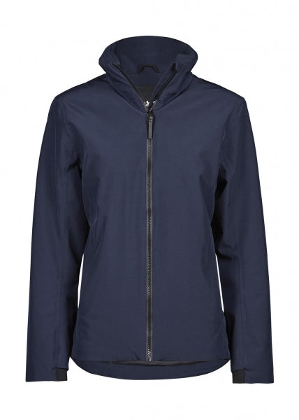 Eine Damen All  Weather Jacke  in  dunkelblau mit geradem, längerem Schnitt bis über die Hüfte. Schlichtes Design mit hochstehendem Kragen, verdecktem Frontreißverschluss und zwei seitlichen Reißverschlusstaschen.